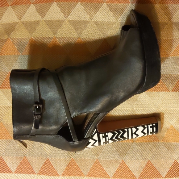 BCBGMAXAZRIA VERY UNIQUE! Leather Booties. Size 9 - Picture 6 of 7